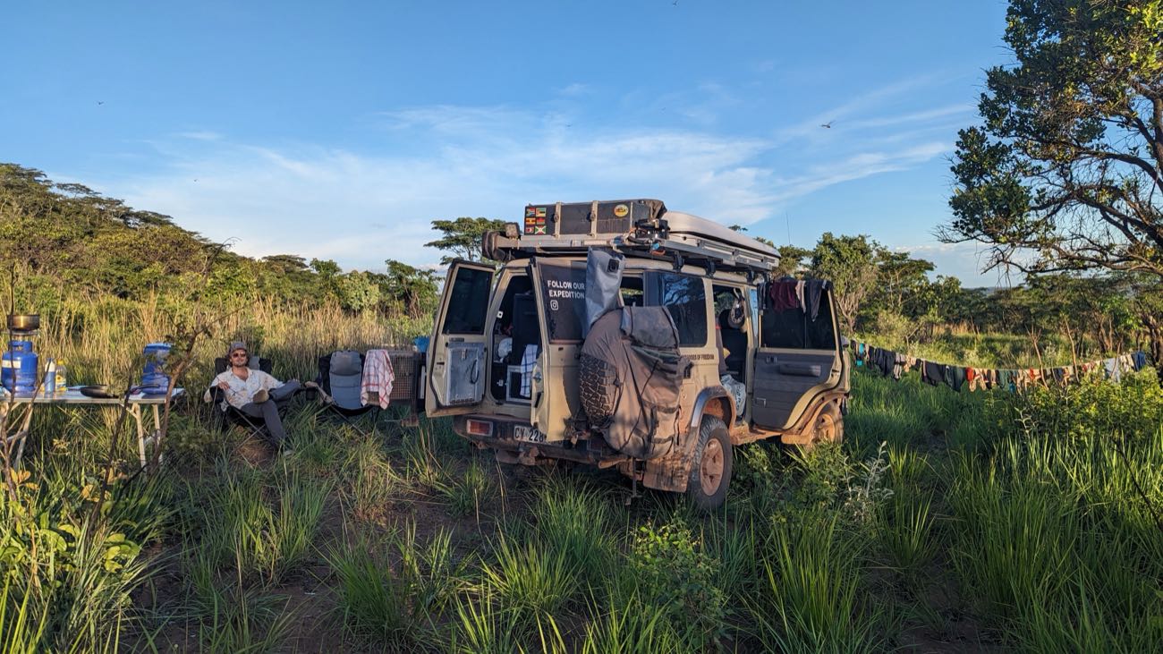 Ein Land Cruiser in einem Bush Camp